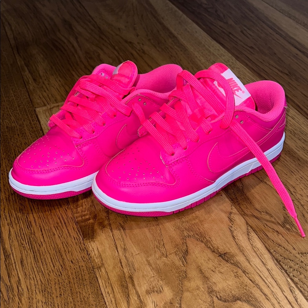 Nike Pink Low-Top Sneakers Vibrant Athletic Design